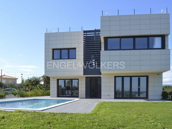 Foto 1 de Chalet en venta en Roques Daurades-L'Estany de 5 habitaciones con terraza y piscina