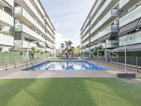 Foto 1 de Venta de piso en Sant Just Desvern de 3 habitaciones con terraza y piscina
