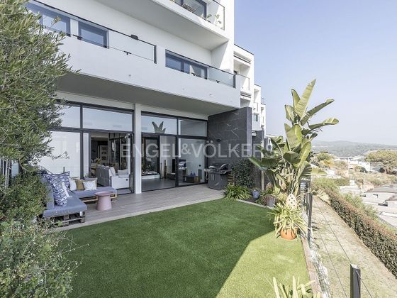 Foto 1 de Casa adossada en venda a Caldes d´Estrac de 4 habitacions amb terrassa i piscina