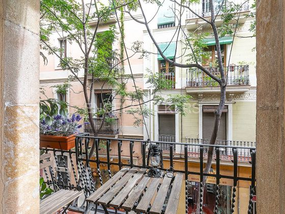 Foto 2 de Alquiler de piso en Vila de Gràcia de 2 habitaciones con muebles y balcón
