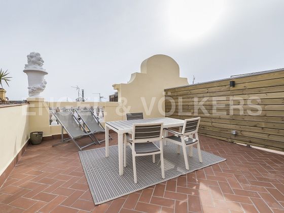 Foto 1 de Àtic en lloguer a El Poble Sec - Parc de Montjuïc de 2 habitacions amb terrassa i aire acondicionat