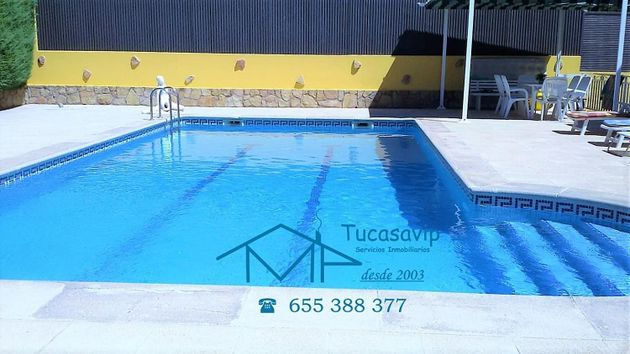 Foto 1 de Chalet en venta en Pelayos de la Presa de 5 habitaciones con piscina y calefacción