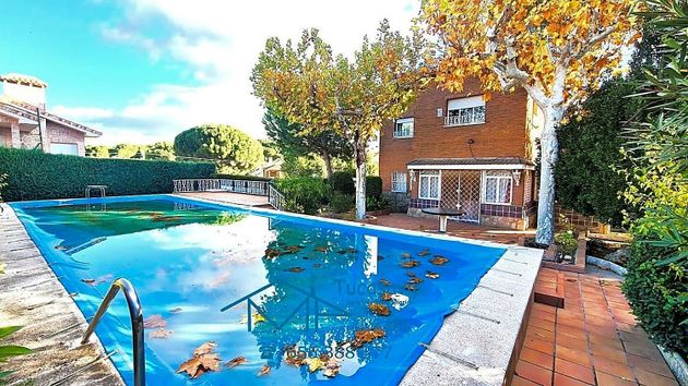 Foto 1 de Chalet en venta en Pelayos de la Presa de 6 habitaciones con piscina y jardín