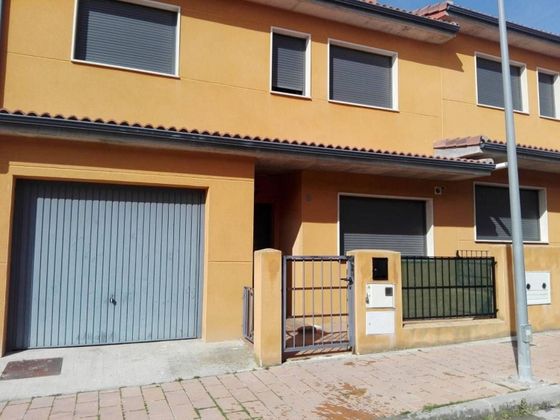 Foto 1 de Casa en venda a calle Amancio Ortega Gaona de 3 habitacions amb garatge