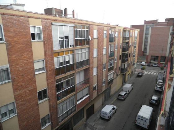 Foto 2 de Piso en venta en Delicias de 2 habitaciones con terraza y balcón
