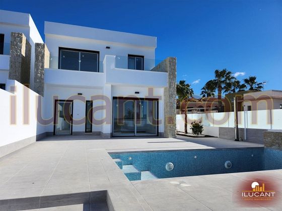Foto 1 de Chalet en venta en Torrellano de 3 habitaciones con piscina y balcón