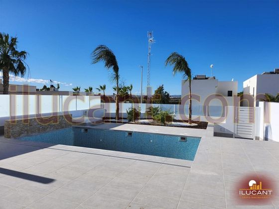 Foto 2 de Xalet en venda a Torrellano de 3 habitacions amb piscina i balcó