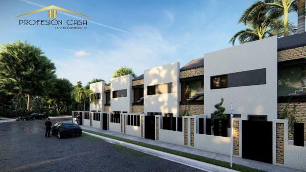 Foto 1 de Casa adossada en venda a calle Urano de 3 habitacions amb terrassa i piscina