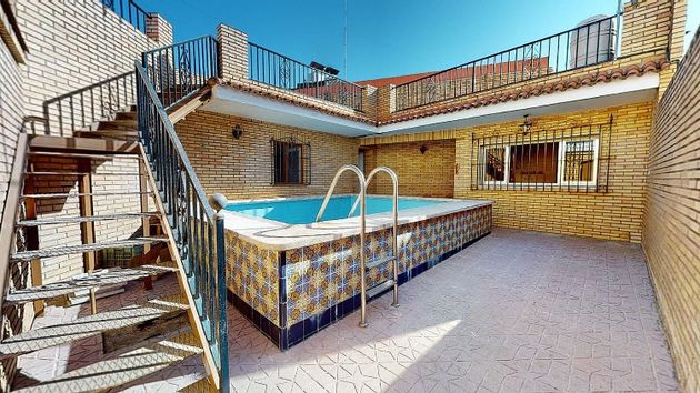 Foto 2 de Casa en venda a Poniente-Norte - Miralbaida - Parque Azahara de 4 habitacions amb terrassa i piscina