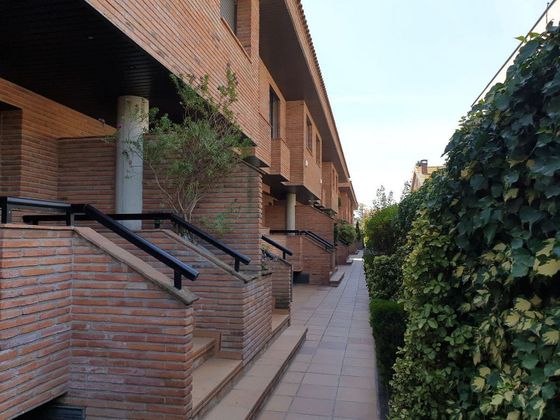 Foto 2 de Casa adossada en venda a Joc de la Bola - Camps d'Esports - Ciutat Jardí - Montcada de 4 habitacions amb terrassa i balcó