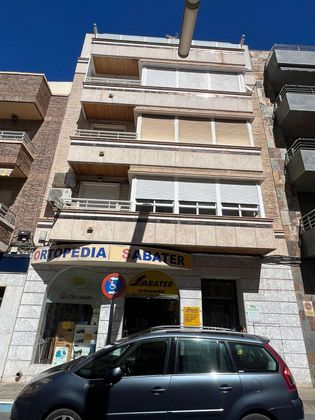 Foto 1 de Venta de piso en Centro - Torrevieja de 4 habitaciones con terraza y jardín