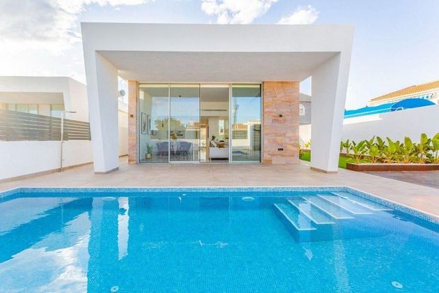 Foto 1 de Xalet en venda a La Siesta - El Salado - Torreta de 3 habitacions amb terrassa i piscina