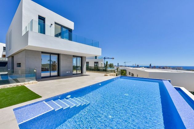 Foto 1 de Xalet en venda a avenida D'amèrica de 4 habitacions amb terrassa i piscina
