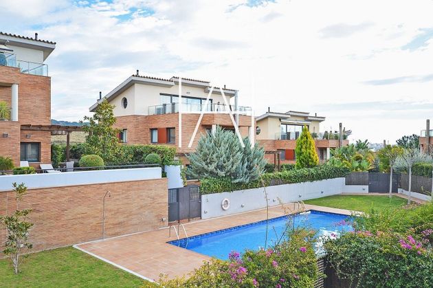 Foto 1 de Venta de casa en Alella de 4 habitaciones con terraza y piscina