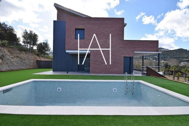 Foto 2 de Casa adosada en venta en Vallromanes de 3 habitaciones con terraza y piscina