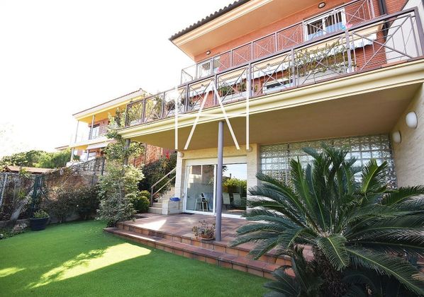 Foto 1 de Casa en venda a Tiana de 5 habitacions amb terrassa i piscina