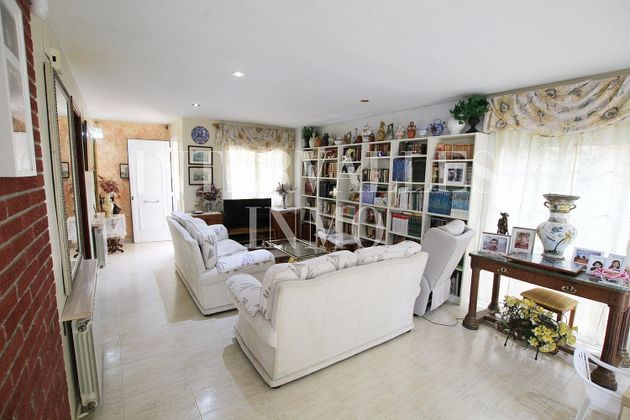 Foto 1 de Casa en venta en calle Els Saulons de 5 habitaciones con terraza y garaje