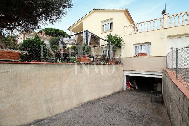 Foto 2 de Casa en venta en calle Els Saulons de 5 habitaciones con terraza y garaje