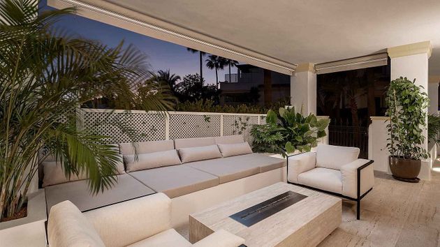 Foto 2 de Venta de piso en Lomas de Marbella Club - Puente Romano de 4 habitaciones con terraza y piscina