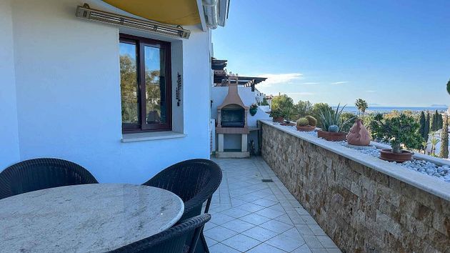 Foto 1 de Alquiler de ático en Lomas de Marbella Club - Puente Romano de 3 habitaciones con terraza y piscina