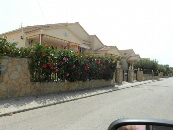 Foto 1 de Casa adossada en venda a Les Cases d'Alcanar de 4 habitacions amb terrassa i jardí