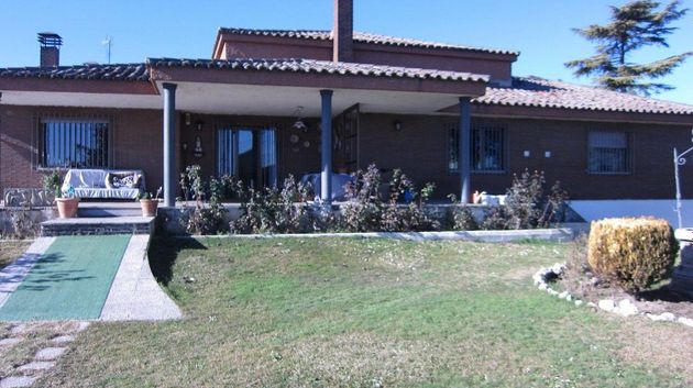 Foto 1 de Venta de chalet en Villares de la Reina de 5 habitaciones con piscina y garaje