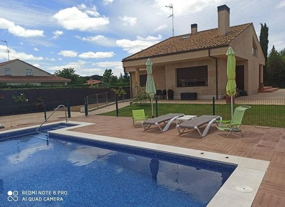 Foto 1 de Chalet en venta en Villamayor de 4 habitaciones con terraza y piscina