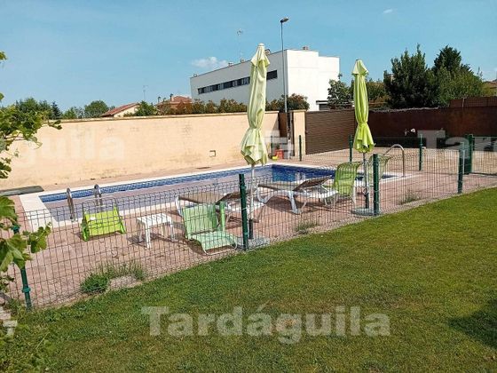 Foto 2 de Chalet en venta en Villamayor de 4 habitaciones con terraza y piscina