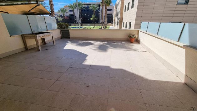 Foto 1 de Venta de piso en La Geltrú de 3 habitaciones con terraza y piscina