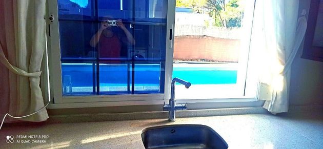 Foto 2 de Venta de chalet en Godelleta de 4 habitaciones con terraza y piscina