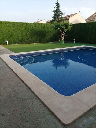 Foto 2 de Casa adossada en venda a Zona Pueblo de 4 habitacions amb terrassa i piscina