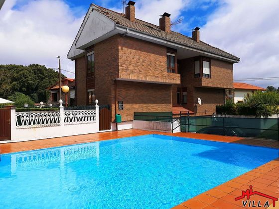Foto 2 de Casa adosada en venta en Bárcena de Cicero de 4 habitaciones con terraza y piscina