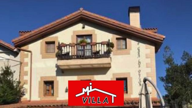Foto 1 de Casa adosada en venta en Mioño - Santullán de 7 habitaciones con terraza y jardín