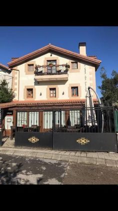 Foto 2 de Casa adossada en venda a Mioño - Santullán de 7 habitacions amb terrassa i jardí