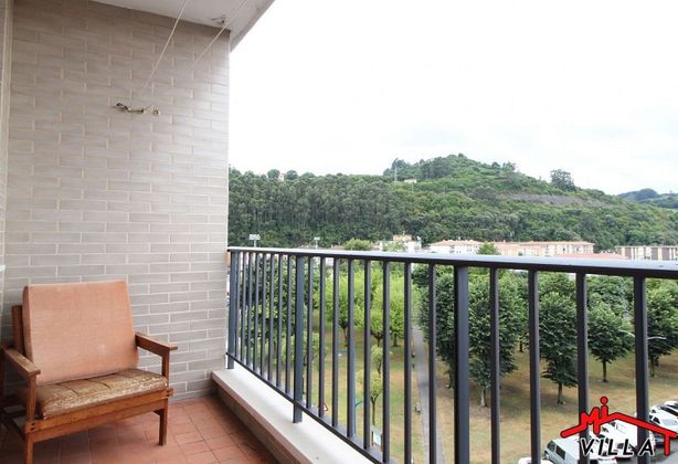 Foto 2 de Pis en lloguer a Laredo de 3 habitacions amb terrassa i mobles