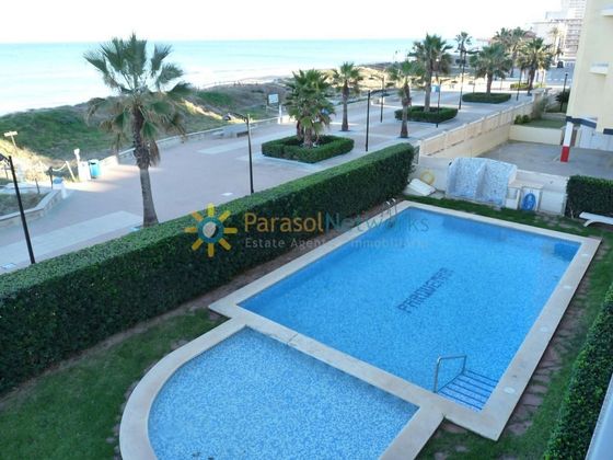 Foto 1 de Piso en venta en Guardamar de 3 habitaciones con terraza y piscina
