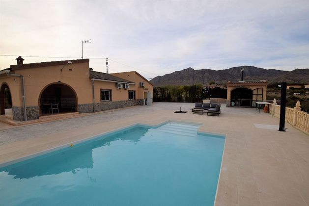 Foto 1 de Casa en venda a Albatera de 4 habitacions amb piscina i jardí