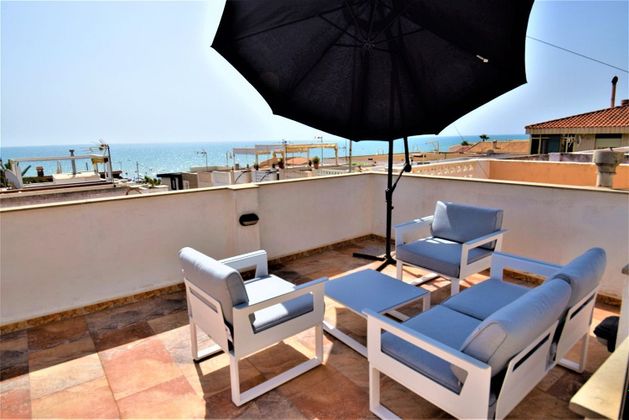 Foto 1 de Casa adossada en lloguer a Guardamar Playa de 2 habitacions amb terrassa i jardí