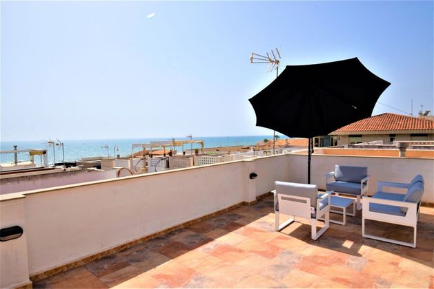 Foto 2 de Casa adossada en lloguer a Guardamar Playa de 2 habitacions amb terrassa i jardí