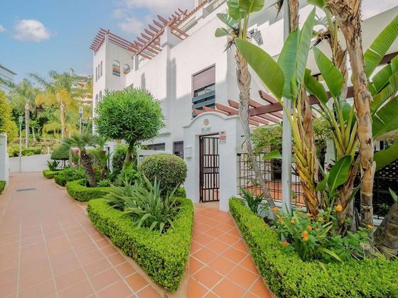 Foto 1 de Dúplex en venta en Nueva Andalucía centro de 2 habitaciones con terraza y piscina