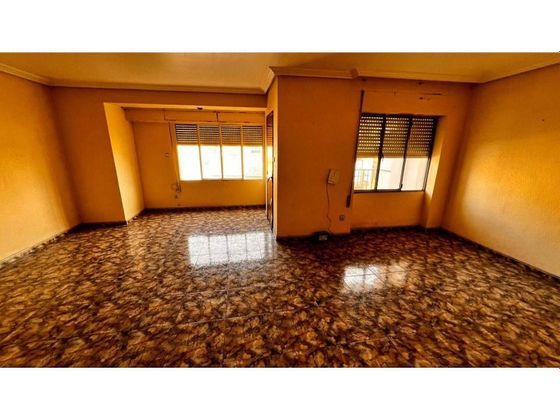 Foto 2 de Pis en venda a Almansa de 4 habitacions amb balcó