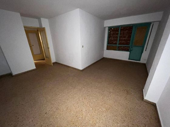 Foto 2 de Venta de piso en Almansa de 4 habitaciones con terraza y ascensor