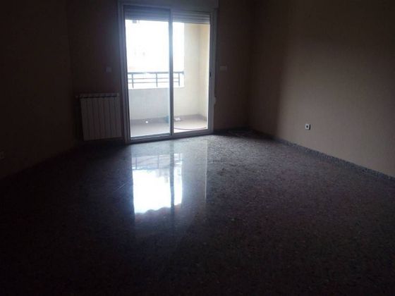 Foto 2 de Venta de piso en Hermanos Falcó - Sepulcro Bolera de 4 habitaciones con terraza y piscina