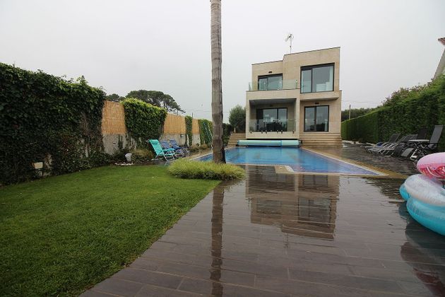 Foto 1 de Venta de chalet en Noalla de 4 habitaciones con terraza y piscina