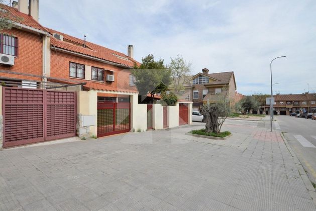 Foto 2 de Casa adossada en venda a Hispanoamérica - Comunidades de 4 habitacions amb terrassa i piscina