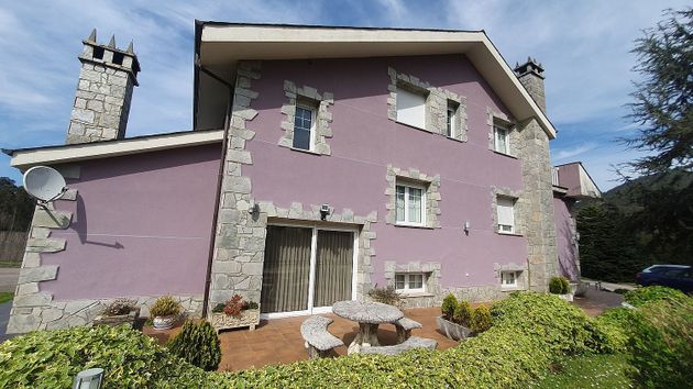Foto 1 de Venta de chalet en calle Brieves de 5 habitaciones con terraza y garaje