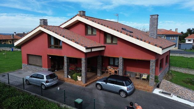 Foto 1 de Chalet en venta en Bernueces de 6 habitaciones con terraza y piscina
