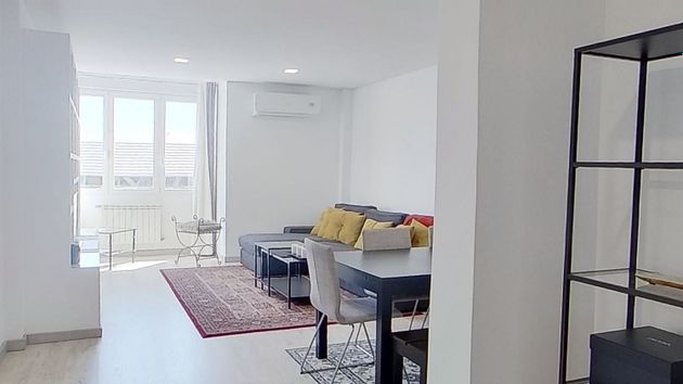 Foto 2 de Piso en alquiler en Cuatro Caminos de 2 habitaciones con garaje y muebles