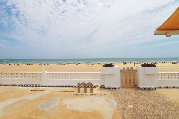Foto 2 de Venta de chalet en Guardamar Playa de 6 habitaciones con terraza y jardín