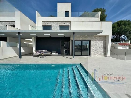Foto 1 de Casa en venda a Palmeral - Urbanova  - Tabarca de 5 habitacions amb terrassa i piscina